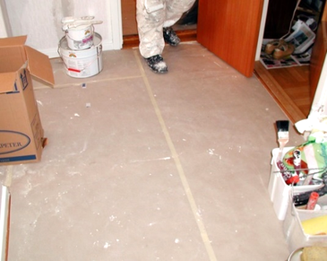 Skyddspapp på golvet i en lägenhet som håller på att renoveras
