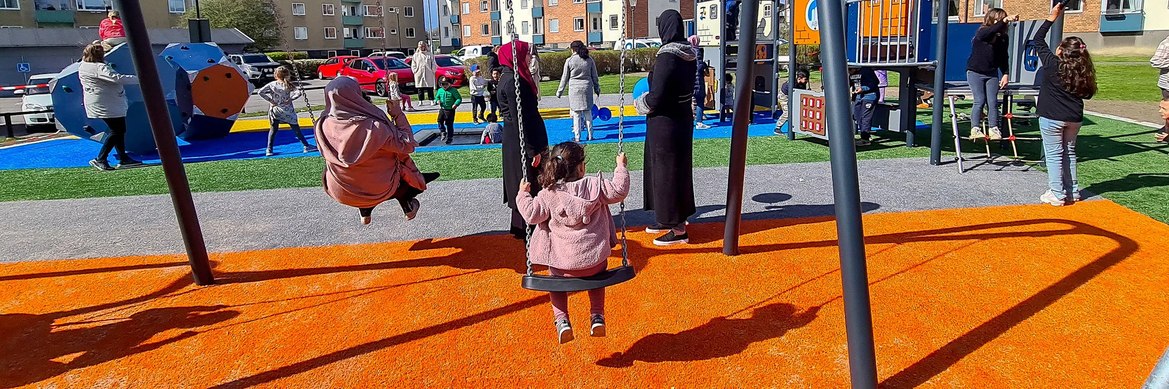 Barn som leker på färgglad lekplats