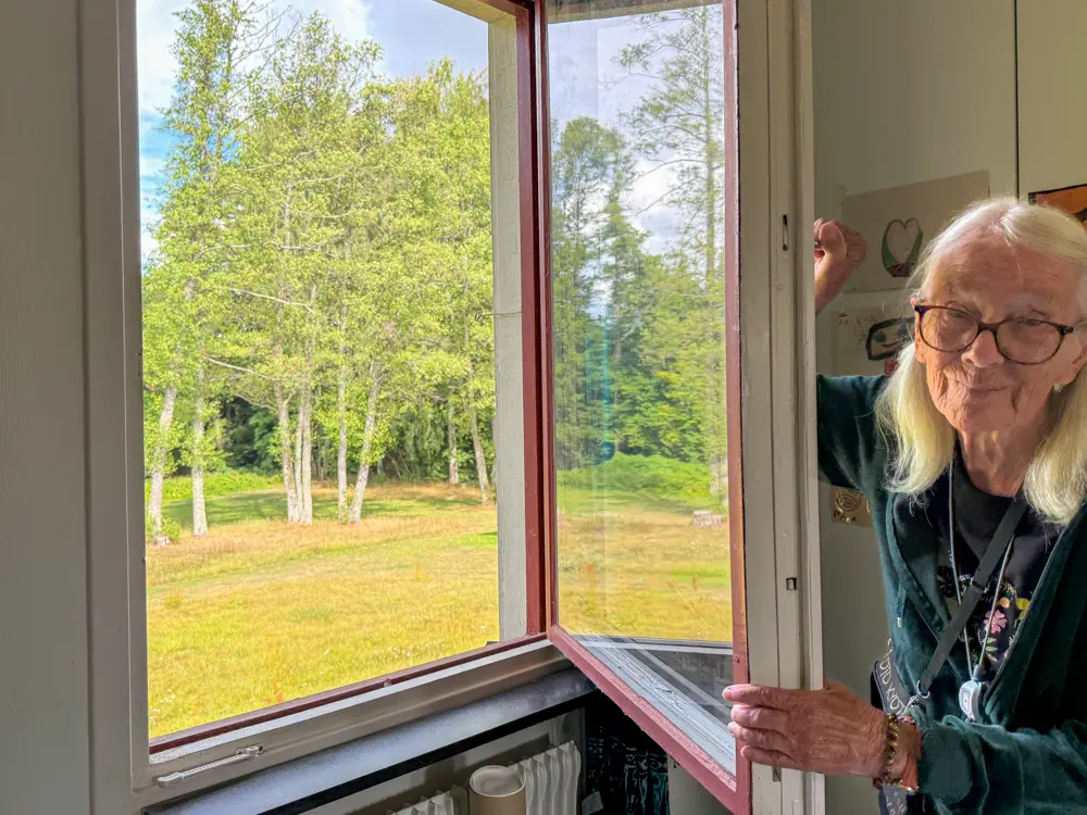 Från sovrumsfönstret har Annika utsikt över ängen